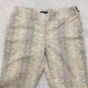 Women’s Stretchy snake print skinny leg pants size small petite